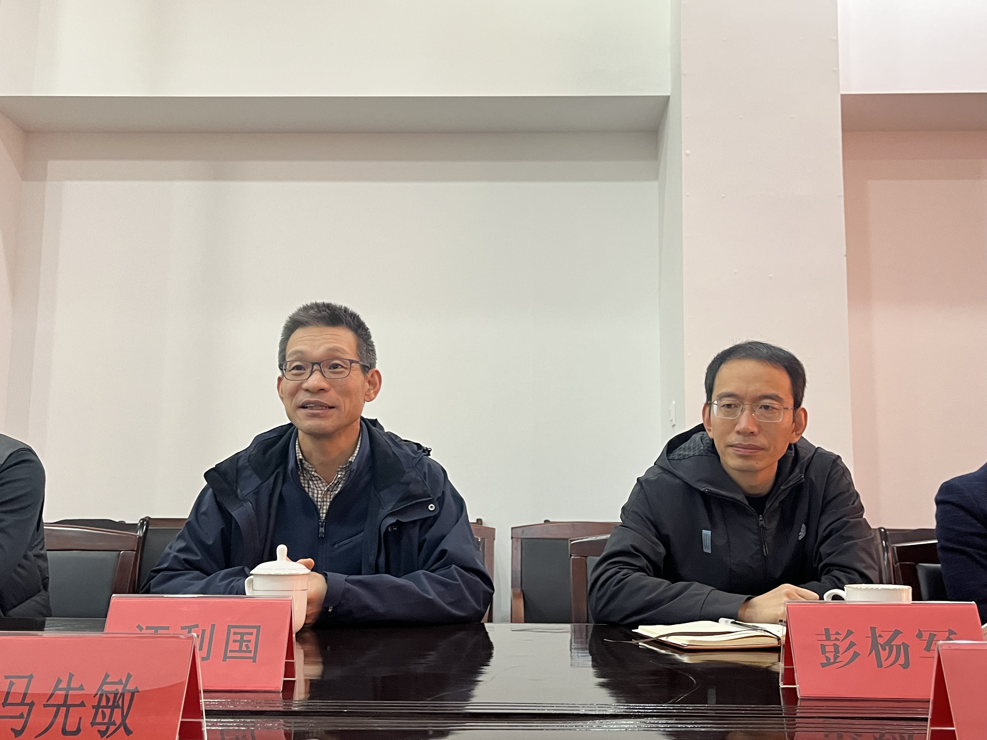 圖為董事長汪利國、總經(jīng)理彭?xiàng)钴?jpg