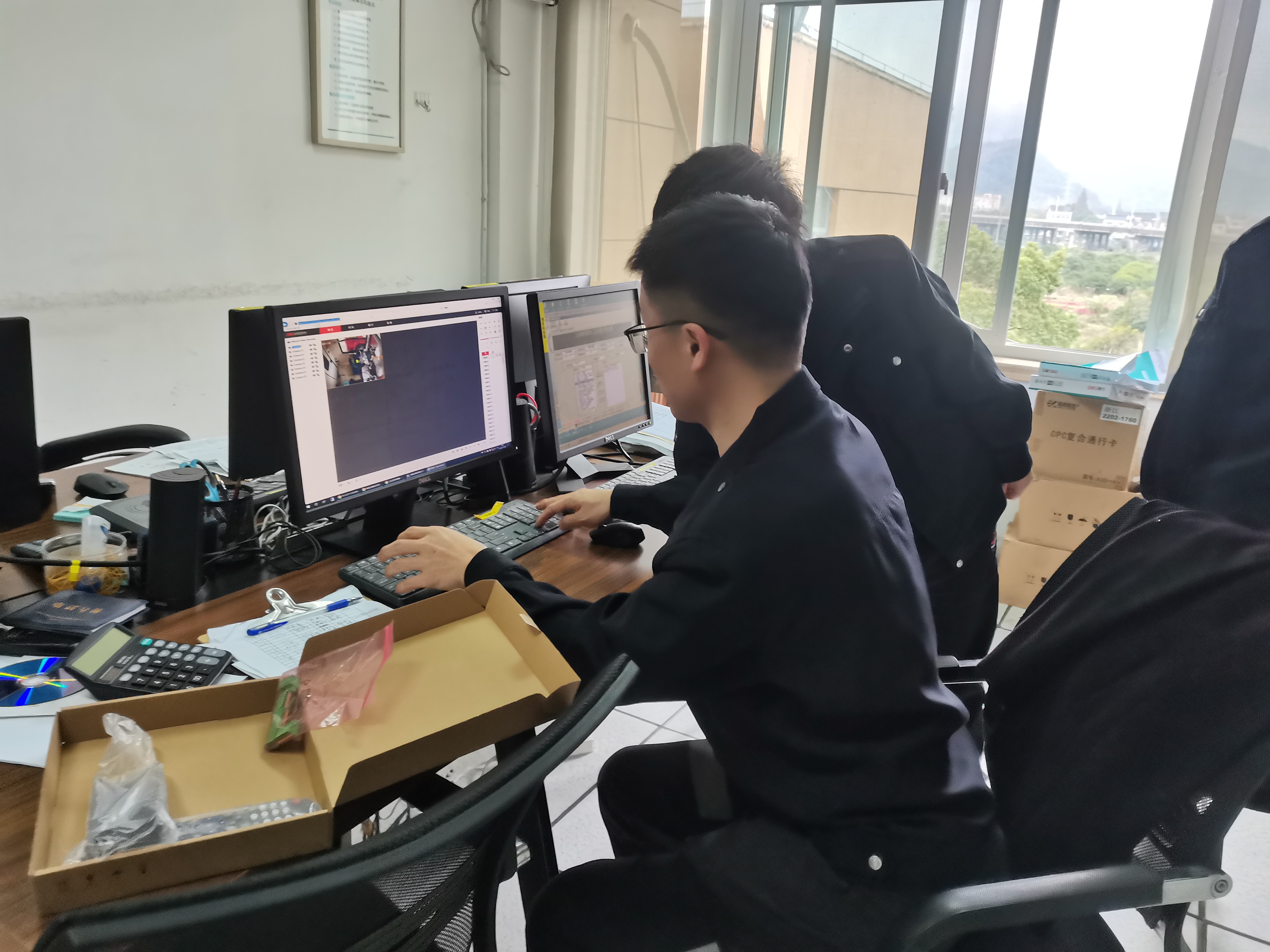 1670227986203156.jpg 圖為中心人員在添加新錄像機(jī)中.jpg